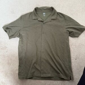 Men's Uniqlo Olive Green Short Sleeve Shirt